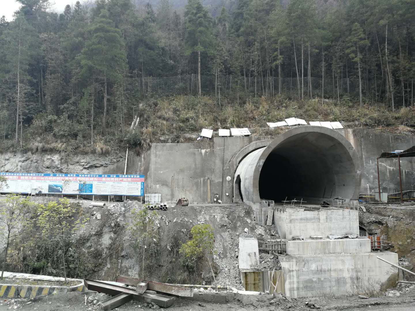 隧道二襯強度不足二襯拱頂欠厚環(huán)切拆換作業(yè)